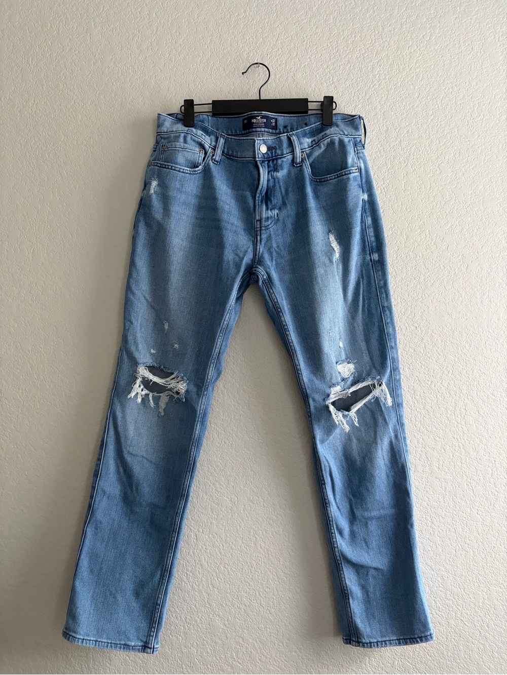 Hollister Woman’s 32x32 Slim Straight Distressed Ripped Light Wash Jeans